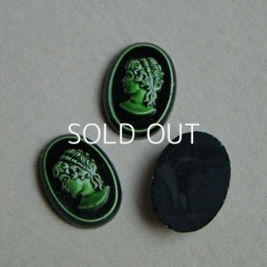 画像1: 18×13 OV green glass cameo