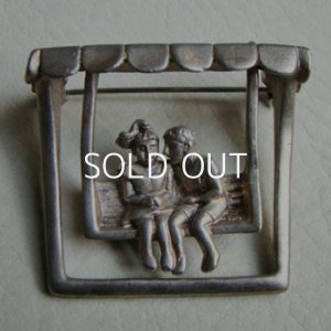 画像2: 38×43 Boy & Girl swing brooch