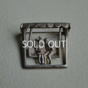 画像1: 38×43 Boy & Girl swing brooch