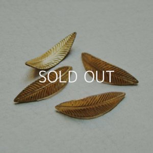 画像1: 2pcs brass curved leaf stamping