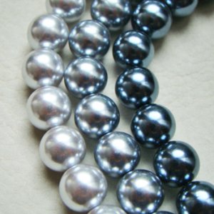 左から：Light Gray／Gray／Charcoal Gray