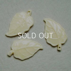 画像1: cream acrylic 2-side leaf charm