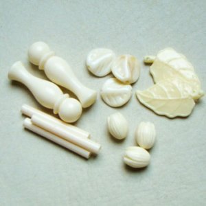 画像2: 2pcs 10x8 cream Tulip lucite beads