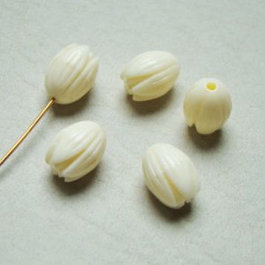 画像1: 2pcs 10x8 cream Tulip lucite beads