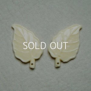 画像2: cream acrylic 2-side leaf charm
