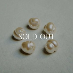 画像1: 5pcs 8mm1/2 drilled swirl pearl