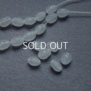 画像1: 2pcs 9x7 baroque oval "Alabaster"