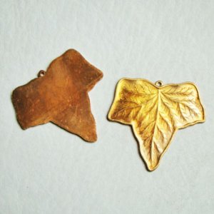 画像1: brass Ivy leaf charm "L" 