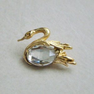 FI-19586 swan brooch base / CS-19710 18x13 "Crystal" 使用