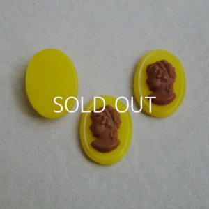 画像1: 18x13 "Yellow/ Brown"  lady cameo