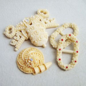 画像2: Ivory Floral Crown & Key celluloid emblem