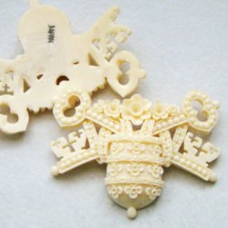 画像1: Ivory Floral Crown & Key celluloid emblem