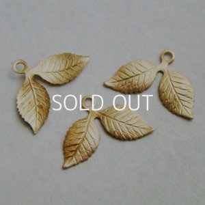 画像1: brass twin leaf charm