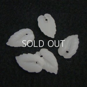 画像1: 16.5x10 White Alabaster leaf charm