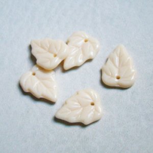 画像1: 16x12 Cream leaf pendant beads