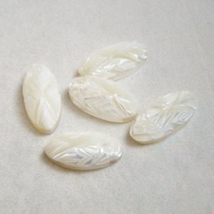 画像2: 14x7 OV M.O.P carved cabochon