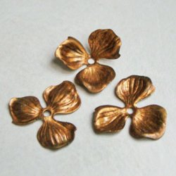 画像1: aged brass 27x31 3-petal flower finding