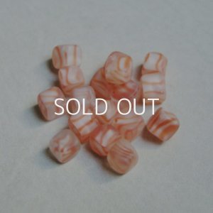 画像2: 2pcs 6~6.5mm frosted coral stripe cube beads