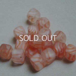 画像3: 2pcs 6~6.5mm frosted coral stripe cube beads