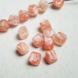 画像1: 2pcs 6~6.5mm frosted coral stripe cube beads