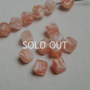 画像1: 2pcs 6~6.5mm frosted coral stripe cube beads