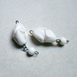 画像2: White glass beads link drop