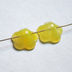 画像2: 13mm "Chartreuse Yellow" flower beads