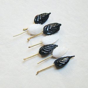 画像2: tiny glass leaf pin "White"