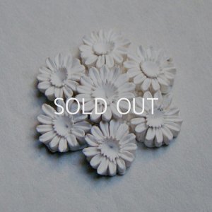 画像2: 25x27 White celluloid daisy cabochon