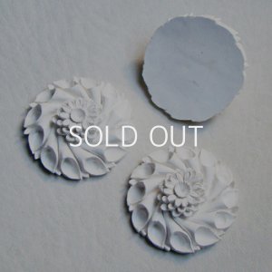 画像1: 31mm White celluloid flower cabochon