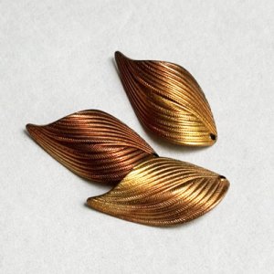 画像2: 27x13 red brass textured leaf charm