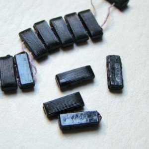 画像2: 4pcs 12x5 Rect "Jet" ribbed 2-hole beads