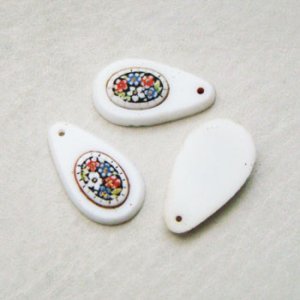 画像1: White floral cab inlaid teardrop beads