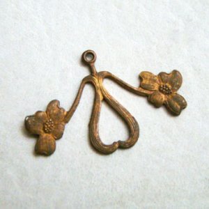画像2: 34x22 aged brass 2 -Flower Charm
