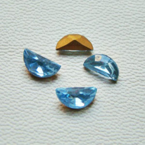 画像1: 4pcs 10×5 Half Moon  "Light Sapphire" (1)