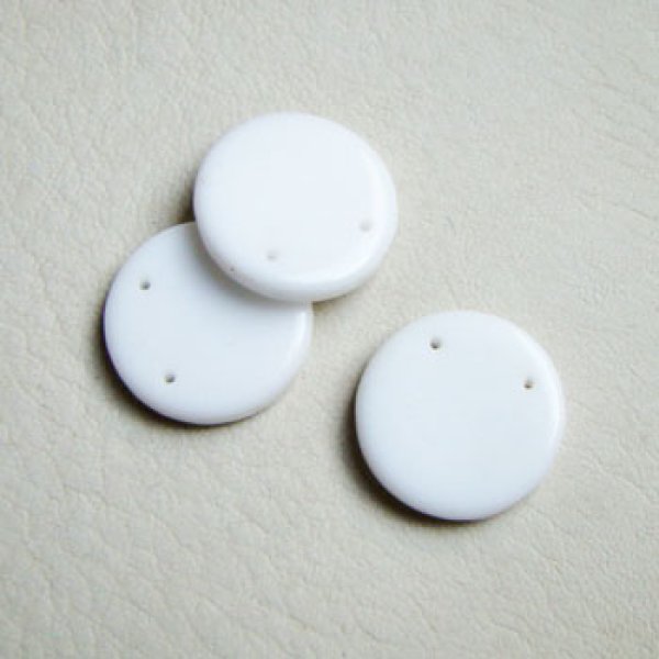 画像1: 2pcs "White" 18mm disc 2-hole beads (1)