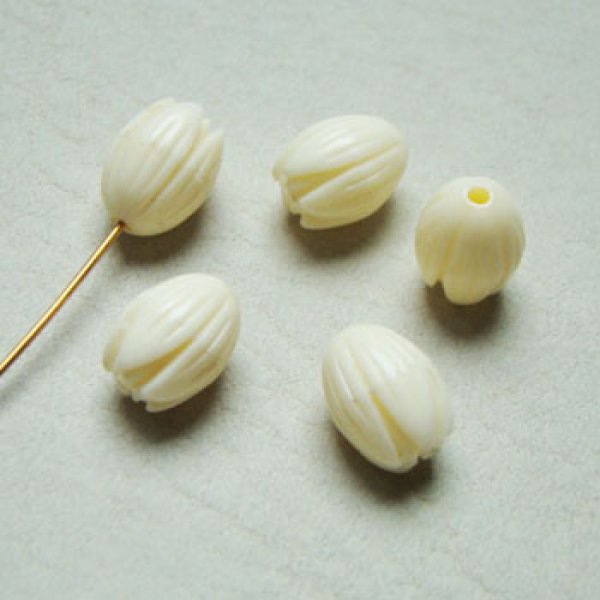 画像1: 2pcs 10x8 cream Tulip lucite beads (1)