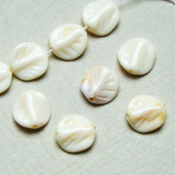 画像1: 4pcs 12mm lucite cream leaf beads (1)