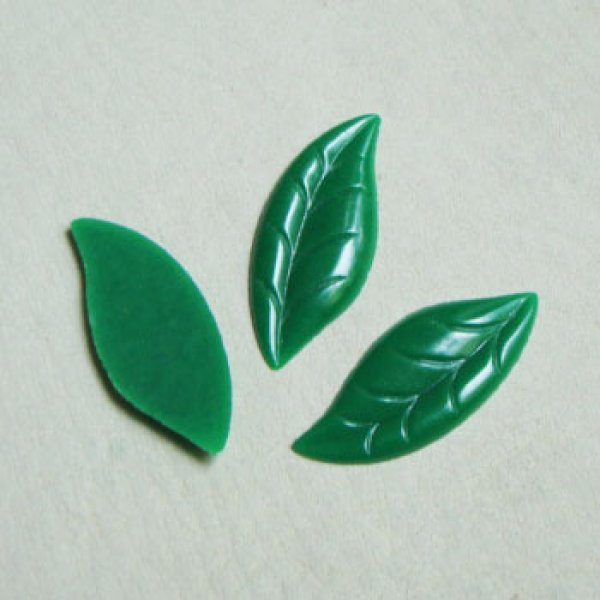 画像1: 25x10 green plastic leaf cabochon (1)