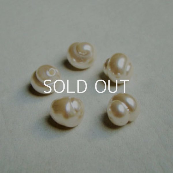 画像1: 5pcs 8mm1/2 drilled swirl pearl (1)