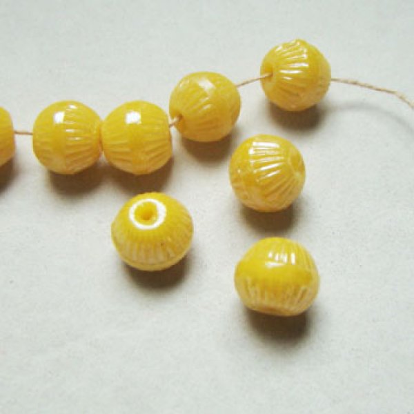 画像1: 2pcs 10mm ribbed beads "Yellow luster" (1)