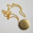 画像2: 32mm round textured locket with chain (2)