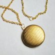 画像4: 32mm round textured locket with chain (4)