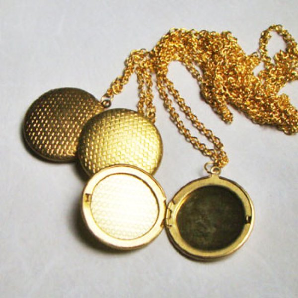 画像1: 32mm round textured locket with chain (1)