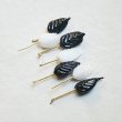 画像2: tiny glass leaf pin "Black" (2)