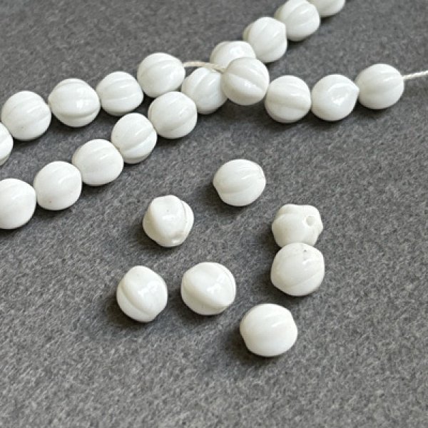 画像1: 2pcs 8mm White melon beads (1)