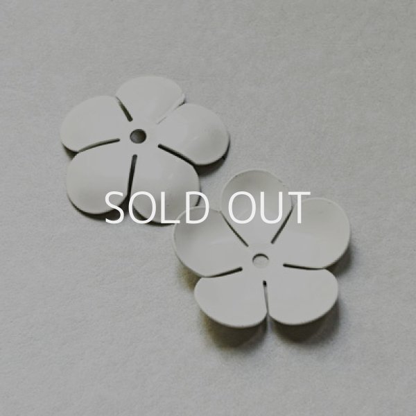 画像1: 25mm White 5-petal enameled flower (1)