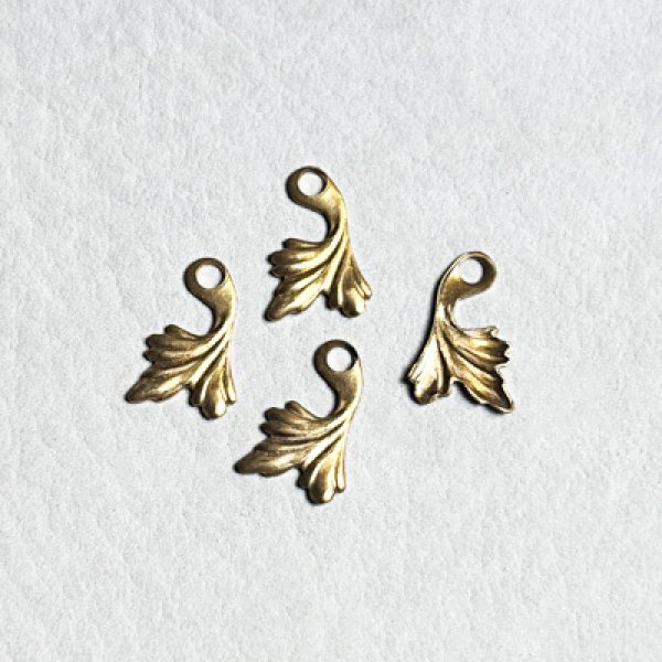 画像1: 4pcs 14x9 acanthus leaf charm (1)