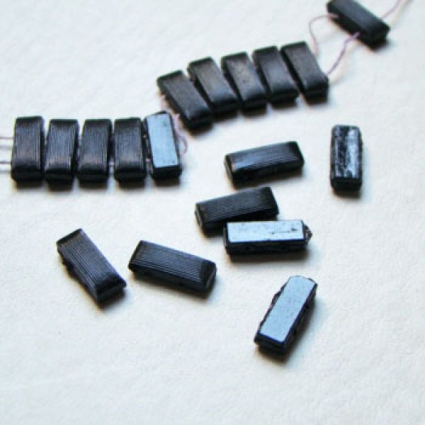 画像1: 4pcs 12x5 Rect "Jet" ribbed 2-hole beads (1)