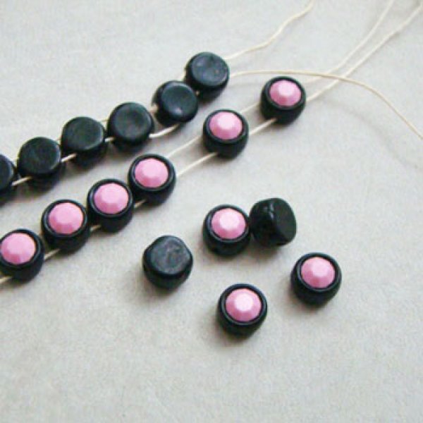 画像1: 2pcs 7mm "Black/ Opaque Rose" 2-hole beads (1)